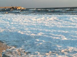 Fastenkur an der Ostsee Heilfasten nach Dr. Buchinger, Fastenurlaub, Eis bedeckt den Sand