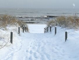 Fastenkur an der Ostsee, Heilfasten nach Dr. Buchinger, Fastenurlaub Ostsee Usedom, Fasten Ostsee, Strandaufgang im Schnee